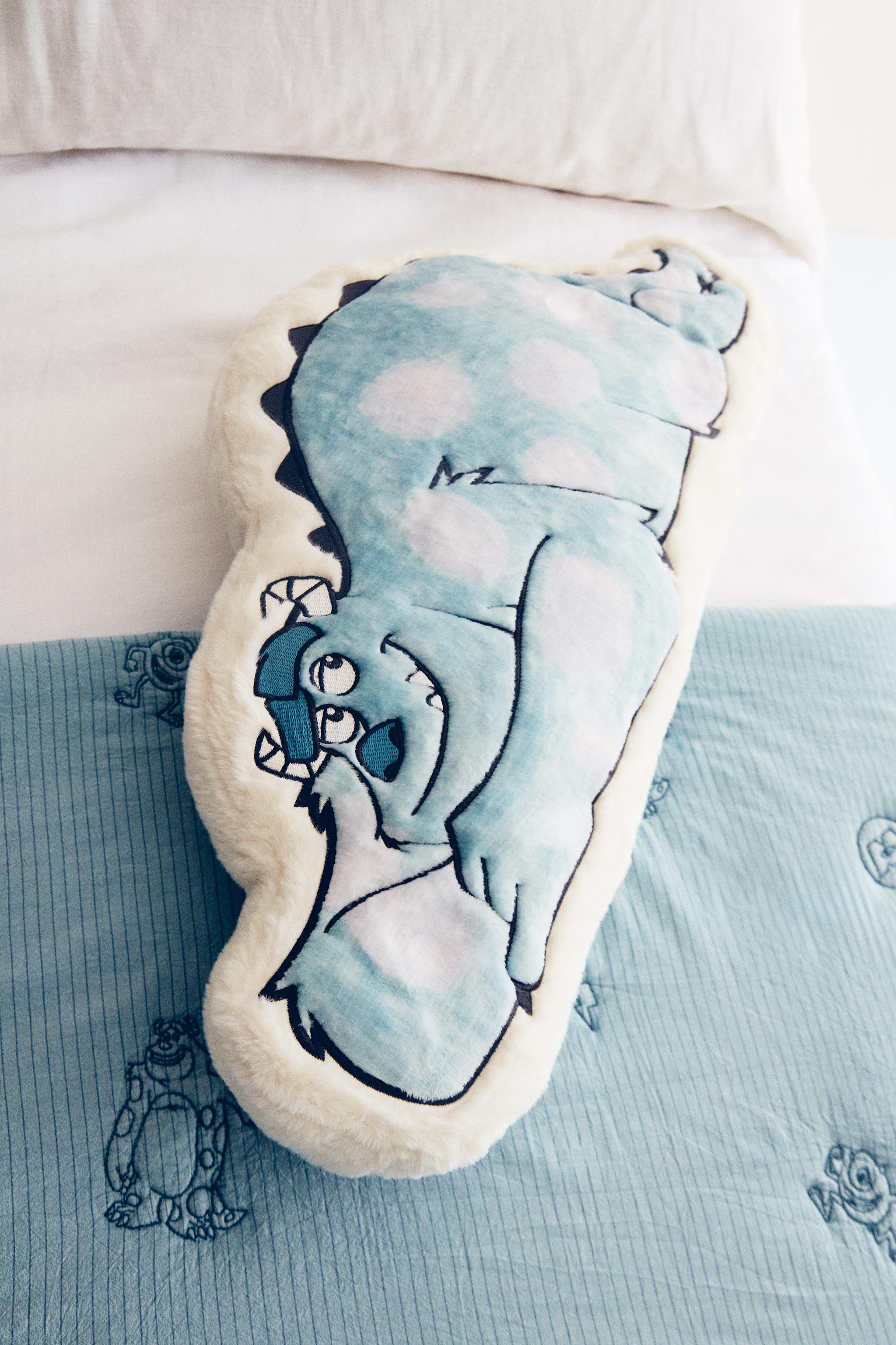 COUSSIN ENFANT SULLI MONSTRES & CIE ©DISNEY/PIXAR